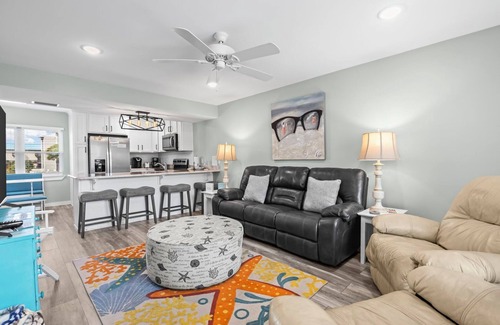 Gulf Shores Condo | 2BR condo w/pool, deeded beach access & walk to The Hangout
