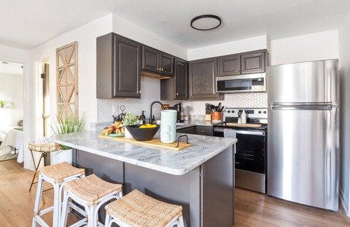 Buckroe Beach House | 2BR Cottage Retreat Fenced Yard 30+ Day Stay