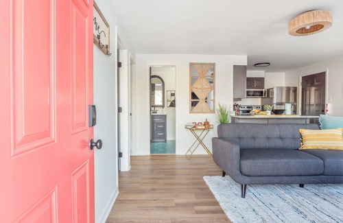 Buckroe Beach House | 2BR Cottage Retreat Fenced Yard 30+ Day Stay