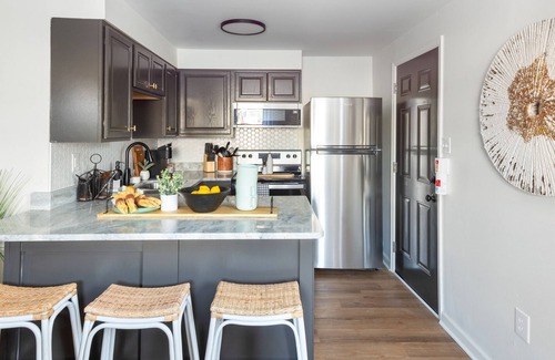 Buckroe Beach House | 2BR Cottage Retreat Fenced Yard 30+ Day Stay