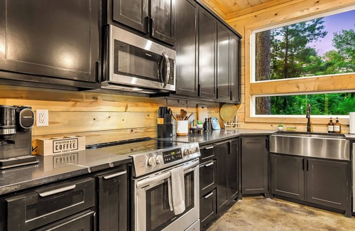 Pickens Cabin | 2BR Cozy Cabin | Firepit, Hot Tub & Luxe Design