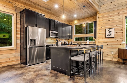 Pickens Cabin | 2BR Cozy Cabin | Firepit, Hot Tub & Luxe Design