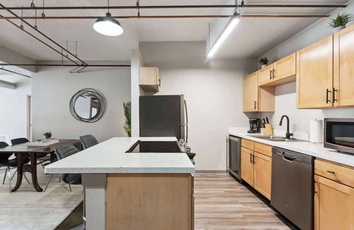 Downtown Kansas City Apartment | 2BR Cozy Downtown Loft with Indoor Pool & Gym