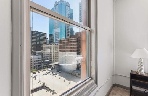 Downtown Kansas City Apartment | 2BR Cozy Downtown Loft with Indoor Pool & Gym