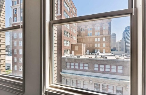 Downtown Kansas City Apartment | 2BR Cozy Downtown Loft with Indoor Pool & Gym