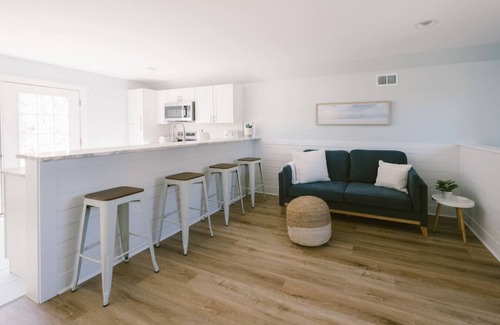 Wilmington House | 2BR Cozy Hideaway 10 Min from Beach + King Bed