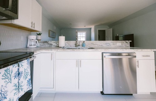 Wilmington House | 2BR Cozy Hideaway 10 Min from Beach + King Bed