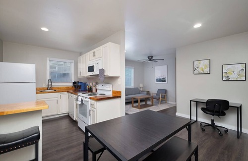 Southtown Apartment | 2BR Downtown Flat Insurance & Relocation Housing Fast Wi-Fi W/D Monthly