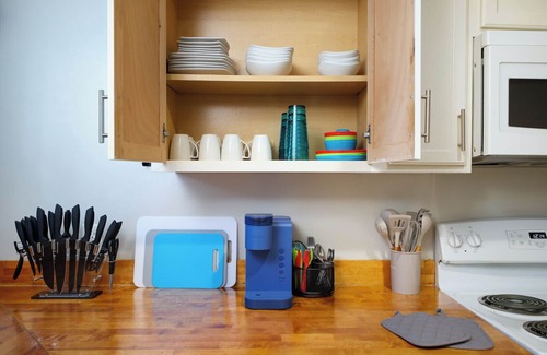Southtown Apartment | 2BR Downtown Flat Insurance & Relocation Housing Fast Wi-Fi W/D Monthly