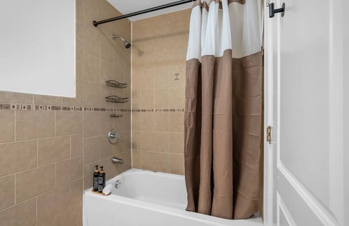 Paterson Apartment | 2BR Fall Retreat near American Dream Mall and NYC