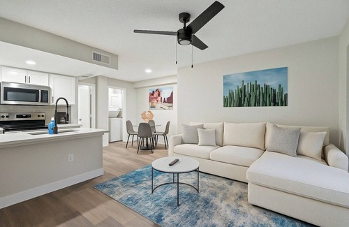 Village Grove Apartment | 2BR Gem+2Bd+70"SmartTV+FreeParking