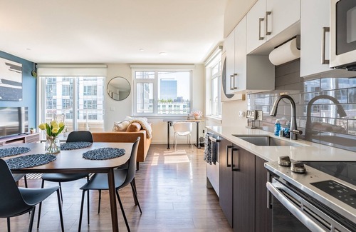 West Bellevue Apartment | 2BR | Gym, Balcony, Views | Sophari B | Bellevue