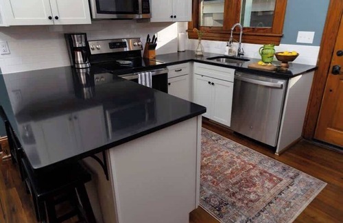 Roanoke Condo | 2BR Historic Apt - Safe|Walkable|Food|Greenway