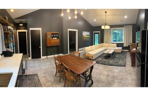 Wisconsin Dells House | 2BR Lakeside Cabin ✦ Hot Tub, Canoe/Kayak, Fire Pit Near Wisconsin Dells