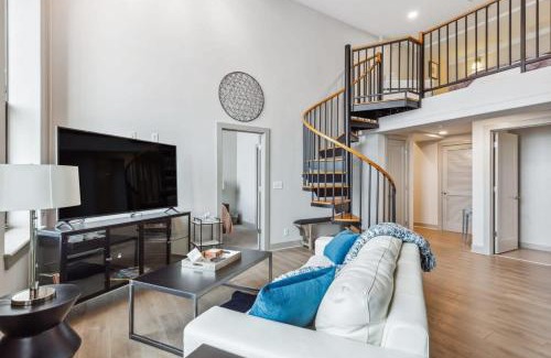 Downtown Baltimore Apartment | 2BR Luxury Apartment Rooftop Pool & Gym