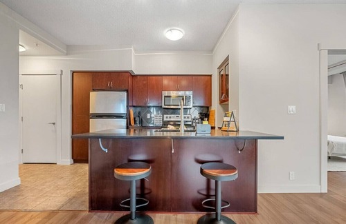 Haysboro Apartment | 2BR Penthouse » AC » BBQ » Parking » Sleeps 6 - 8