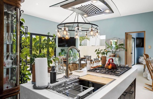 Washington House | 2BR Private Pool ~ OutdoorDining ~ Amazing Gardens