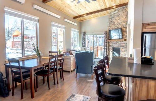Breckenridge Ski Chalet | 2BR Riverside Chalet Near Trails