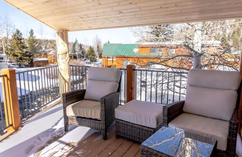 Breckenridge Ski Chalet | 2BR Riverside Chalet Near Trails