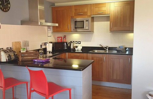 Par Cabin | 2br-sleeps4-pool-freeparking-trenythonestate