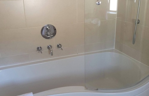 Par Cabin | 2br-sleeps4-pool-freeparking-trenythonestate