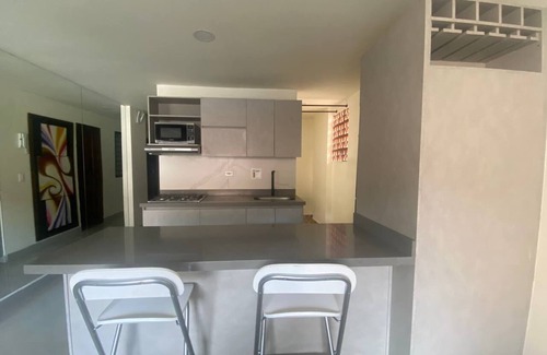 Bello Apartment | [2BR] WIFI UHS + Gourmet Kitchen+ Workspace + HotShower (BEST LOCATION)