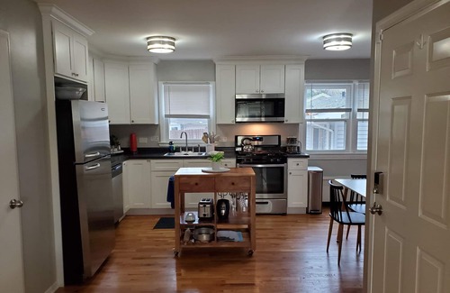 Geneva Apartment | 2CHICAGO Train 1MI/WIFI/KING/Free parking/Fox River Bike Trail