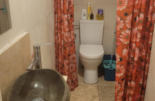 Duivendrecht House | 2mx3m bedroom +1mx1m bathroom near metro Van der Madeweg station