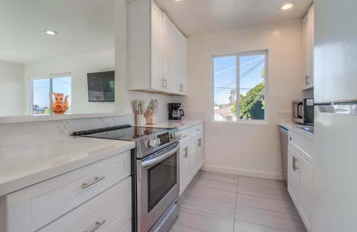 Village of La Jolla House | 2nd floor A-C steps to beach downtown La Jolla