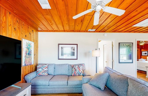 East End Cottage | 2nd-floor dog-friendly cottage near the beach with deck, WiFi, outdoor dining