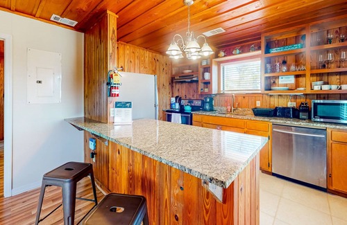 East End Cottage | 2nd-floor dog-friendly cottage near the beach with deck, WiFi, outdoor dining
