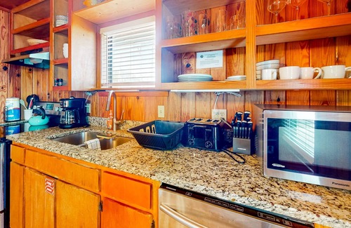 East End Cottage | 2nd-floor dog-friendly cottage near the beach with deck, WiFi, outdoor dining