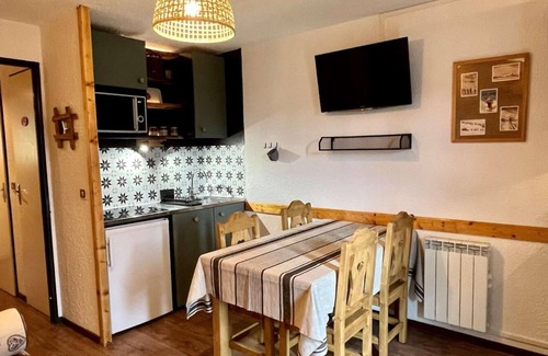 Eclose-Ouest Apartment | 2nd floor, view valley, balcony, tv, ski locker, 24m², Alpe d'Huez