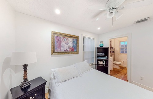 Old Northwood Cottage | 2nd-story apartment with central AC & stackable W/D - near beach/attractions