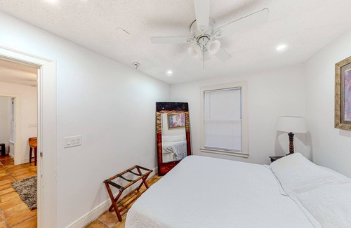 Old Northwood Cottage | 2nd-story apartment with central AC & stackable W/D - near beach/attractions