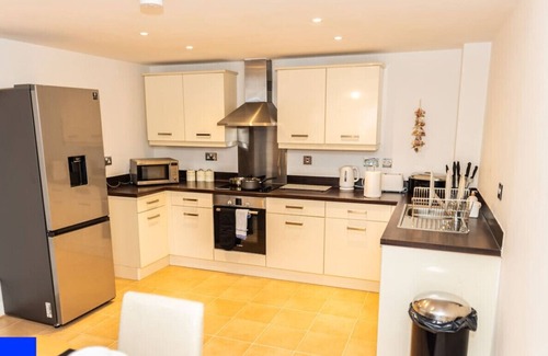 Bordesley Apartment | 2ndHomeStays I Birmingham | Ensuite | Parking&WiFi
