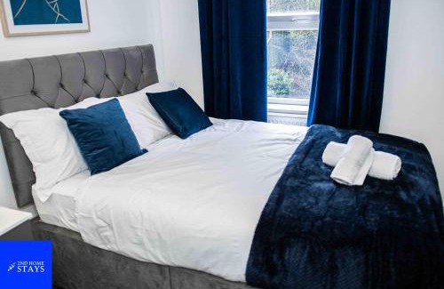 Stoke-on-Trent Apartment | 2ndHomeStays- Stoke-on-Trent-A Serene 3 Bed House with a Garden View-Suitable for Contractors-Relocation Families-Group of Friends-Sleeps 6 - 16 mins to J15 M6 and 36 mins to Alton Towers Resort