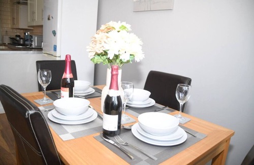 Willenhall Apartment | 2ndHomeStays Willenhall: Comfort for Groups of 8-9