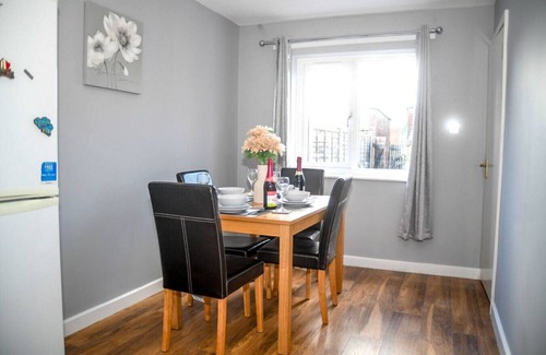 Willenhall Apartment | 2ndHomeStays Willenhall: Comfort for Groups of 8-9