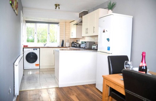 Willenhall Apartment | 2ndHomeStays Willenhall: Comfort for Groups of 8-9