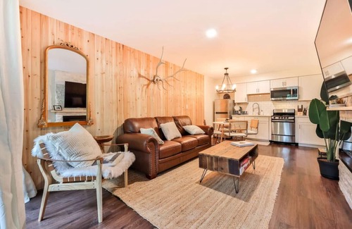 Hunter Cabin | 2x1BRs Ski In/Ski Out. Fits 8!