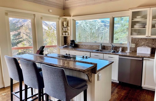 Red Mountain House | 3,000 Sq ft. 8MM Red Mtn Home 3bd, 3 bath Sleeps 10 Jacuzzi VIEWS 3 min to town