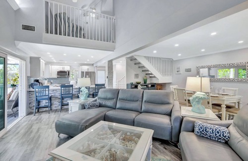 Captiva House | 3/2, Pool, Tennis Crts, Bikes/Kayaks/SUP's, Pool/PPong Table, Steps to Beach