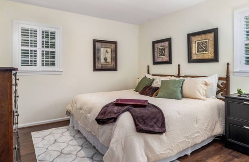 Northport House | 3.8 mi to UA/ King Bed/Large Yard