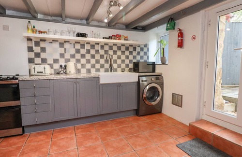 Ffynnongroyw Cottage | 3 ABERGELE TERRACE, pet friendly, with a garden in Ffynnongroyw
