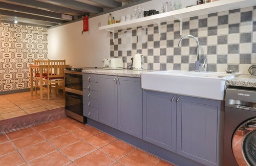 Ffynnongroyw Cottage | 3 ABERGELE TERRACE, pet friendly, with a garden in Ffynnongroyw