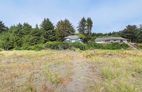 Smith River Cottage | 3-acre Property: Beachfront Home in Smith River!