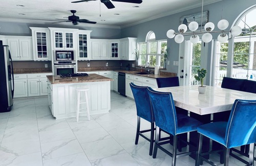 Mid America House | 3 acres on Lake Hamilton with a pool- Sleeps 35 guest