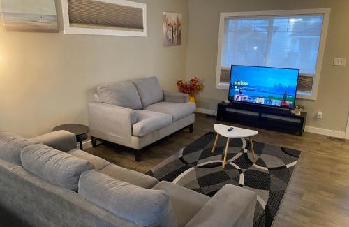 Regina Villa | 3 BDR - Bonus Room - King Bed - Garage - Near Airport