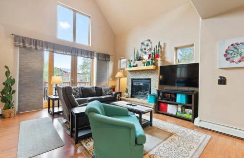 Wildernest House | 3 BDR Retreat Cozy Home with Private Hot Tub